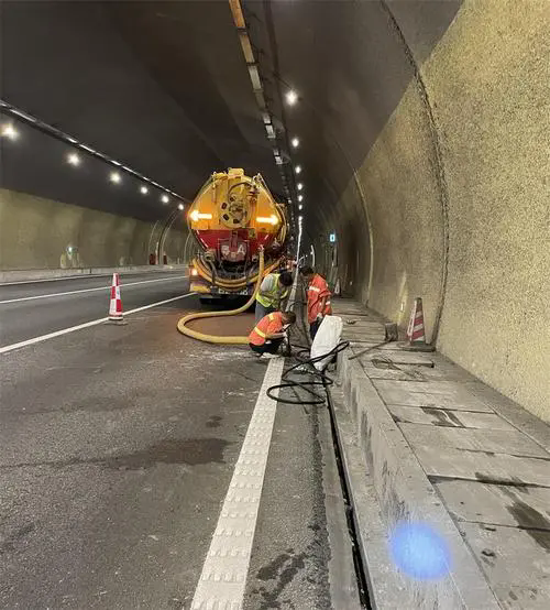 长岭隧道排水渠清淤